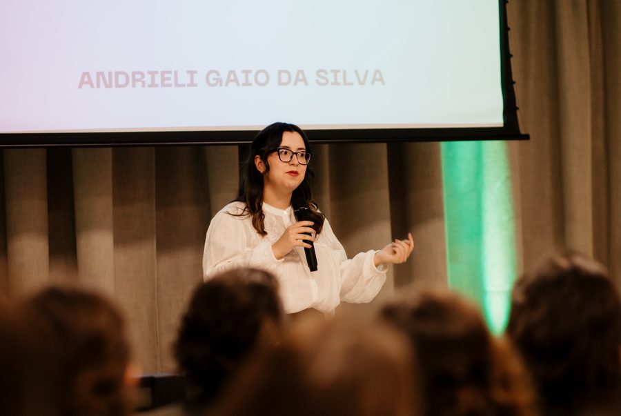 Participante apresentando ao microfone