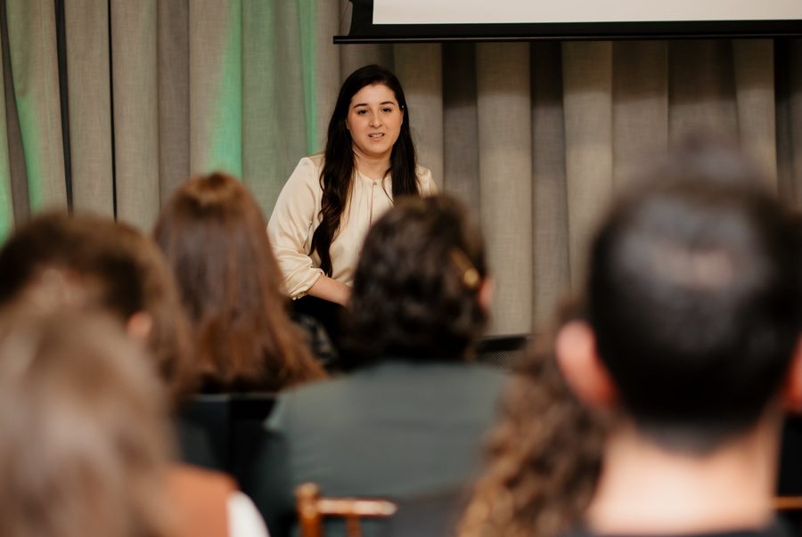 Plateia da turma acompanhando uma apresentação